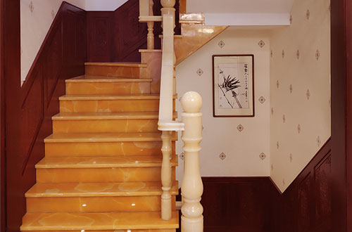 东莞中式别墅室内汉白玉石楼梯的定制安装装饰效果