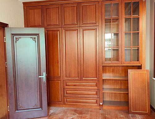 东莞中式家庭装修里定制的实木衣柜效果图